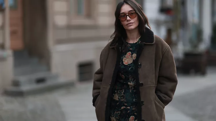 Το ντραπέ μίντι φόρεμα από την Pull&Bear που κολακεύει κάθε σιλουέτα