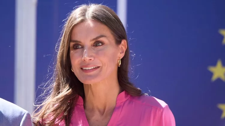 Η βασίλισσα Letizia σού δείχνει πώς να φορέσεις το τζιν με τον πιο διαχρονικά κομψό τρόπο