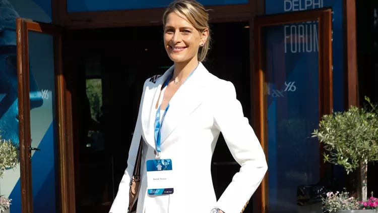Η Τατιάνα Μπλάτνικ φόρεσε το πιο κλασικό κοστούμι της ανοιξιάτικης γκαρνταρόμπας