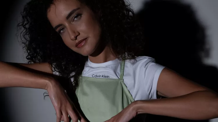 Τα Hero Pieces του Calvin Klein | Πώς θα φορέσεις το slip dress σαν μοντέρνα fashionista