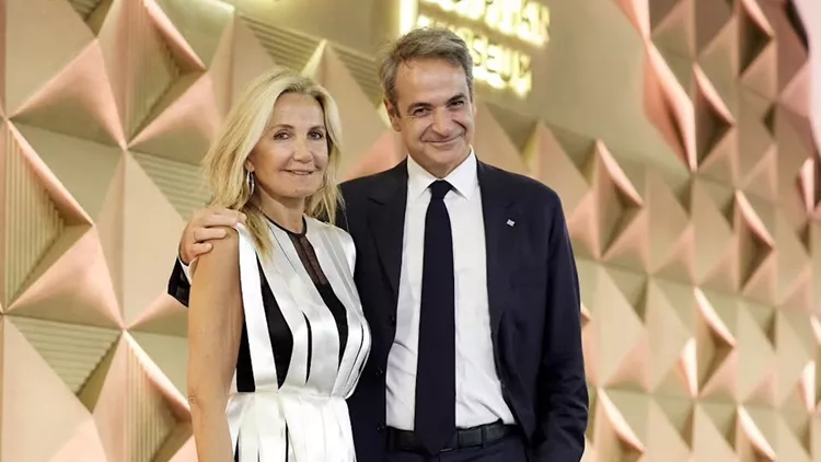 Η Μαρέβα Μητσοτάκη και ο Κυριάκος Μητσοτάκης (κεντρική)