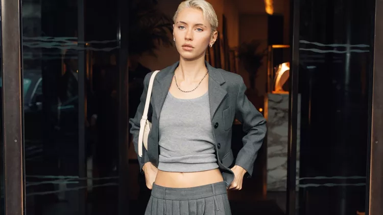 Το skirt suit της Iris Law από τη Mango είναι ιδανικό για να το φορέσεις τώρα αλλά και την άνοιξη