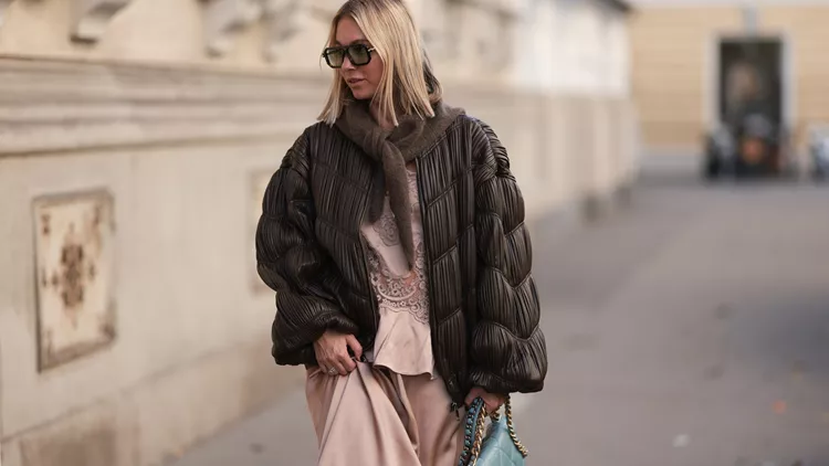 Το αδιάβροχο μπουφάν της Zara που γίνεται συνεχώς sold out | Κοστίζει 13 ευρώ