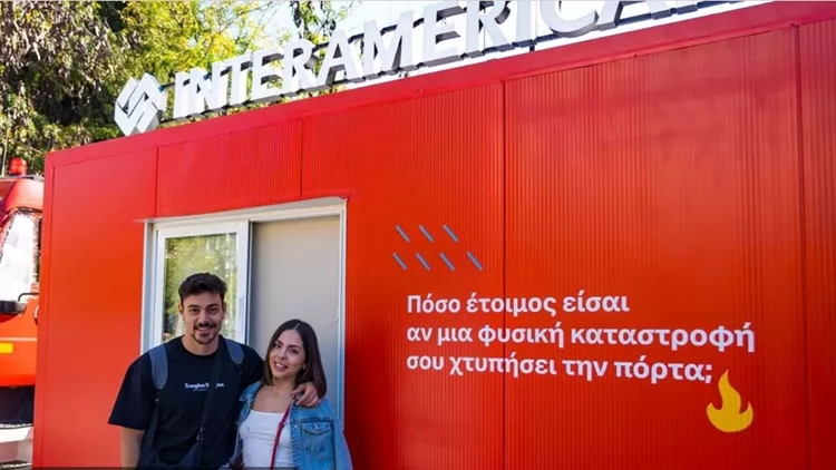 Μαρία και Ορφέας μπροστά από το 'σπίτι' τους, 24 ώρες μετά.