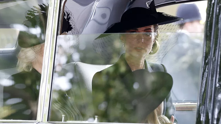 Οι πένθιμες – αλλά κομψές- εμφανίσεις στην κηδεία της Βασίλισσας Ελισάβετ