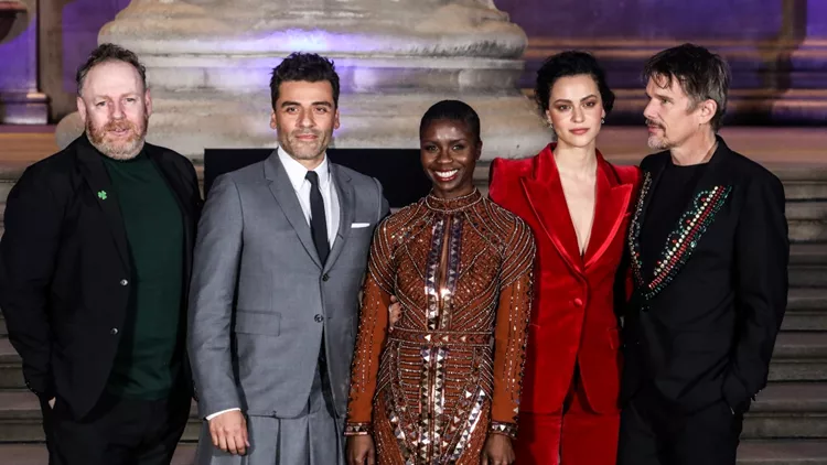 Ο Oscar Isaac έβαλε φούστα στην πρεμιέρα του 'Moon Knight' και ο κόσμος ξετρελάθηκε