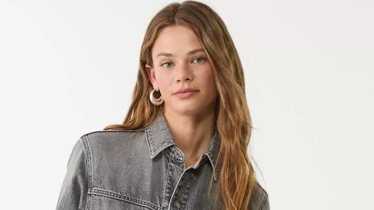 Αυτή η ολόσωμη φόρμα από τη Stradivarius είναι το πιο ευκολοφόρετο item για τις εμφανίσεις τoυ φθινοπώρου