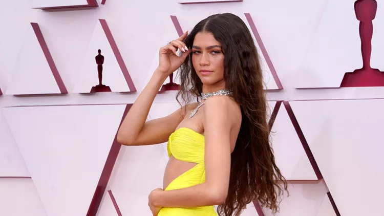 Όταν η Zendaya έπαθε Beyoncé | Το Versace φόρεμα για το οποίο μιλούν όλοι