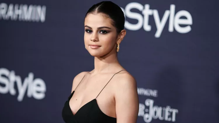 Απλό, κομψό και σέξι | Η Selena Gomez με το ιδανικό σύνολο για το ραντεβού σου