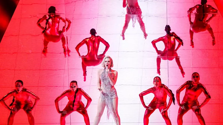 Η Έλενα Τσαγκρινού με δημιουργία Celia Kritharioti στην Eurovision