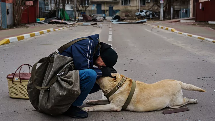 Συγκινητική Φωτογραφία | Ουκρανός παρηγορεί σκύλο που παρέλυσε από φόβο λόγω των βομβαρδισμών
