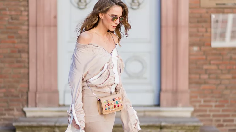 Αυτό το λινό bomber jacket από την Oysho θα γίνει το αγαπημένο σου στις διακοπές
