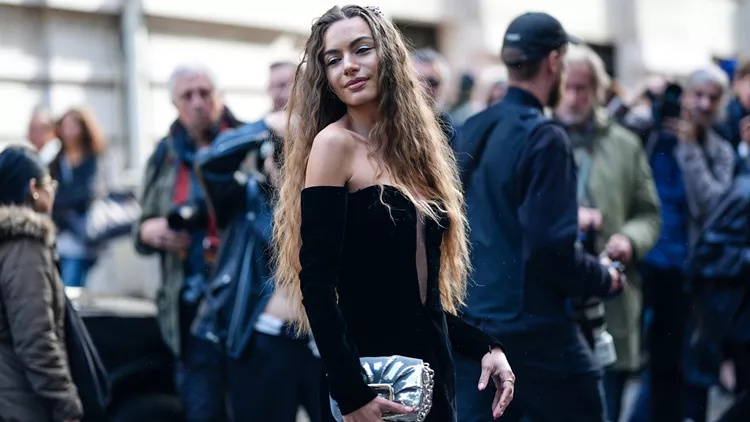 Η βελούδινη ολόσωμη φόρμα από τη Stradivarius που θα φορέσεις τα Χριστούγεννα - Είναι σε έκπτωση