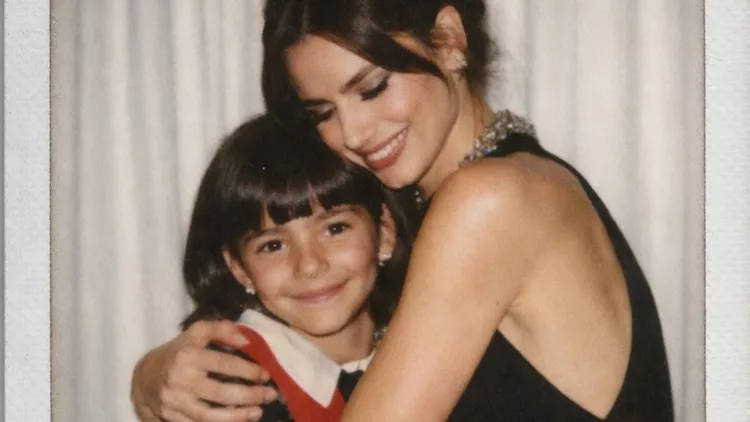 Η Ηλιάνα Παπαγεωργίου αγκαλιά με τον νεότερο εαυτό της