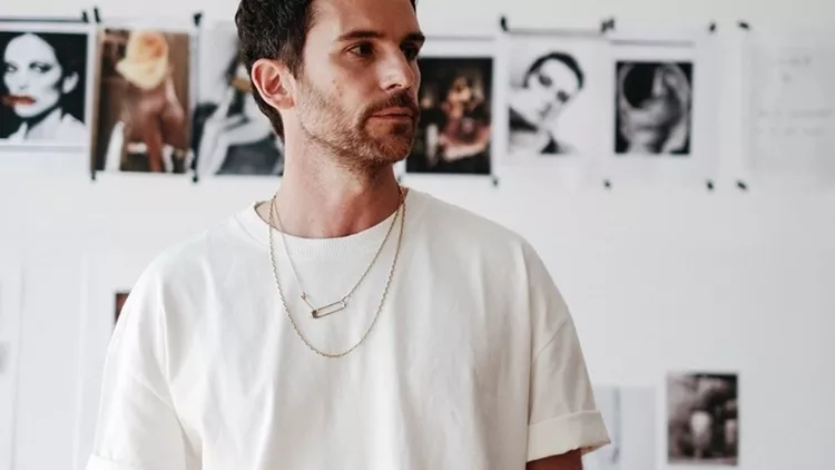Ο Guy Berryman, μπασίστας των Coldplay και καλλιτεχνικός διευθυντής του Applied Art Forms,