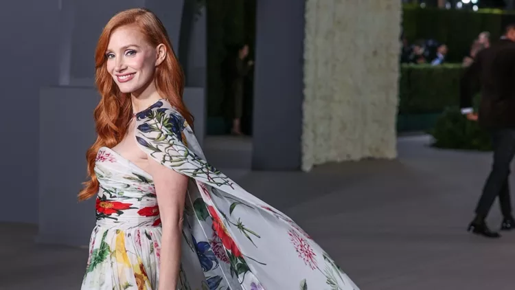 Η εμφάνιση της Jessica Chastain που μας θύμισε γιατί χρειαζόμαστε ένα καρό σακάκι στην γκαρνταρόμπα μας