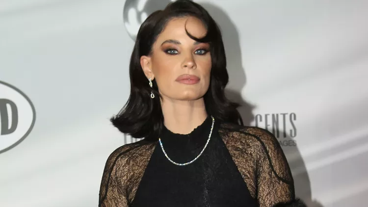 Η Χριστίνα Μπόμπα με γούνα στο Madwalk 2025