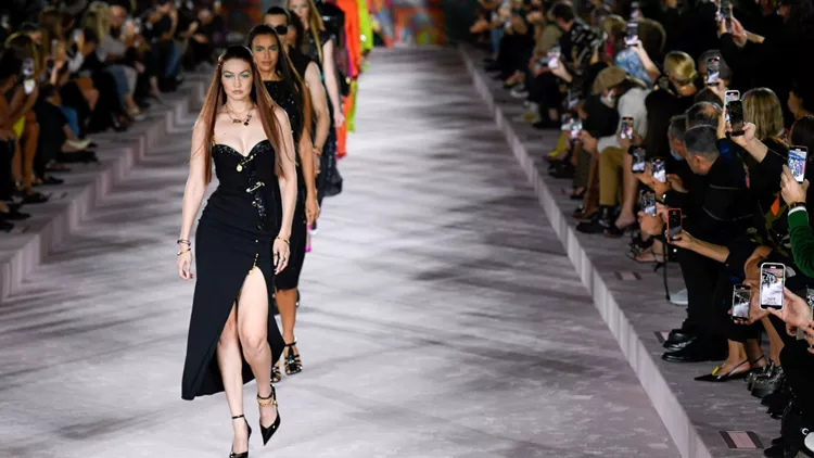 Άνοιξη '22 | 5 τάσεις από το catwalk της Versace που πρέπει να υιοθετήσεις