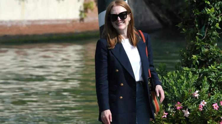 Η εμφάνιση της Julianne Moore στη Βενετία ήταν η επιτομή του ανεπιτήδευτα κομψού στιλ