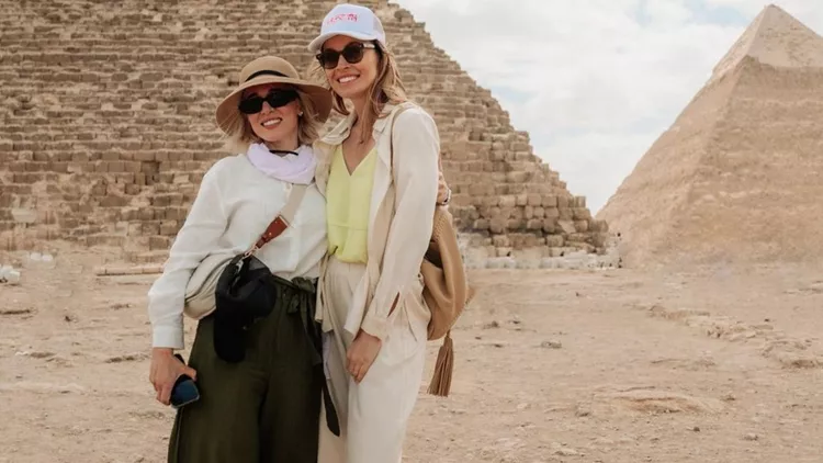 Σταματίνα Τσιμτσιλή, Κατερίνα Καινούργιου, Αθηνά Οικονομάκου | Όλα τα looks τους από το ταξίδι τους στο Κάιρο για τα γενέθλια της Μαριέττας Χρουσαλά