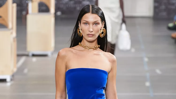 Το φόρεμα της Bella Hadid στην πασαρέλα του Off - White που θα γίνει η μεγαλύτερη χειμωνιάτικη τάση