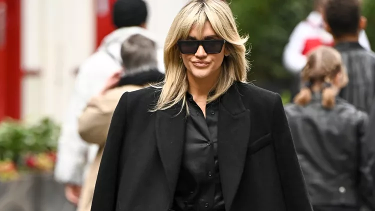 Τα μαύρα παλτό που θα επέλεγε μία fashion insider φέτος τον χειμώνα