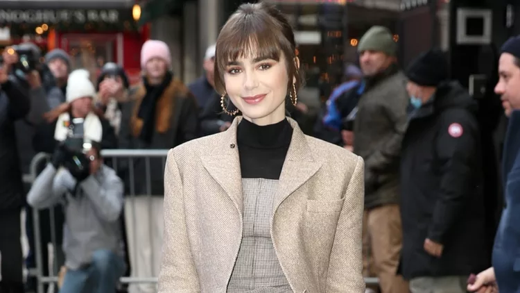 Η Lily Collins είναι πιο stylish από την Emily in Paris | Τα looks που θα θες να αναδημιουργήσεις