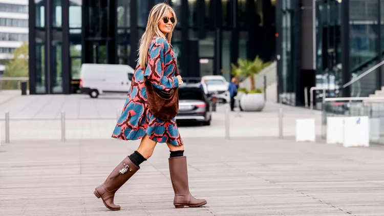 Ίσιες Μπότες Stradivarius σε Μπορντό: Must-Have για το Φθινόπωρο