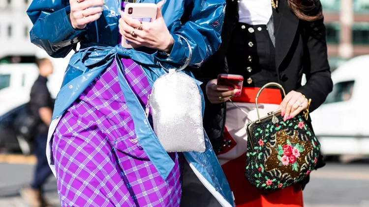 Τάσεις '22 | Αυτή είναι η ινσταγκραμική τσάντα που θα φορεθεί όσο καμία άλλη φέτος