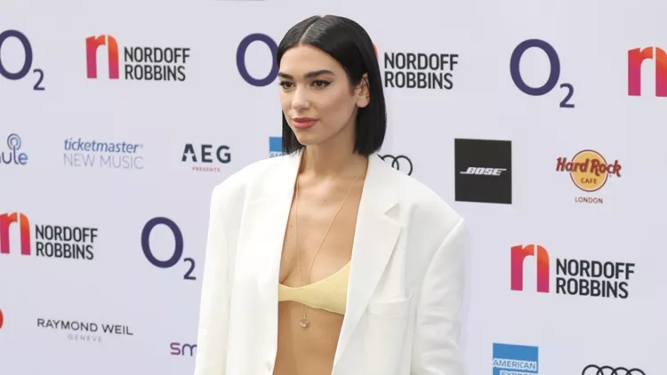 Η Dua Lipa έχει αναδειχθεί στο απόλυτο fashion icon | Δες τις καλοκαιρινές εμφανίσεις της που θα φορούσαμε και εμείς