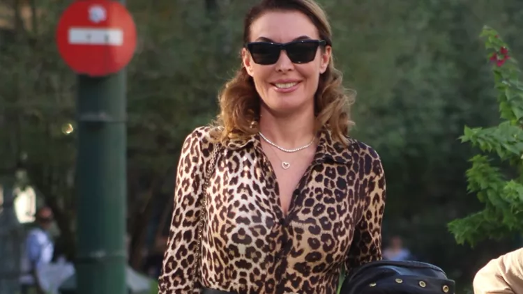 Η Τατιάνα Στεφανίδου για shopping στο κέντρο της Αθήνας | Φόρεσε το λεοπάρ φόρεμα όπως θα έκανε μία Ιταλίδα fashionista