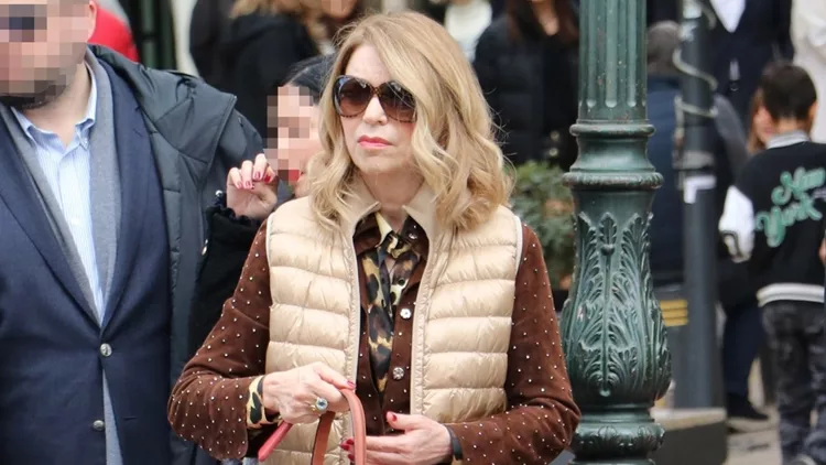 Η casual chic εμφάνιση της Έλλης Στάη με το πανωφόρι που θα φορέσεις ακόμα και την άνοιξη