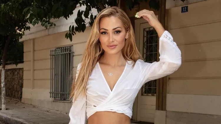 Η Ελένη Βουλγαράκη φόρεσε τη φούστα που είναι ιδανική για απογευματινά summer cocktails