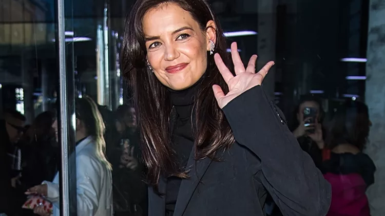 Η Katie Holmes φόρεσε την ιδανική φούστα για τη μεταβατική περίοδο