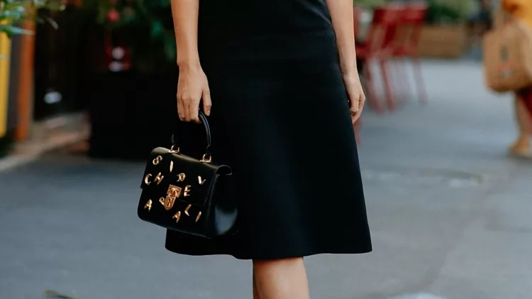 Η δερμάτινη τσάντα της Massimo Dutti που θα κρατήσει κάθε γυναίκα με εκλεπτυσμένο στιλ