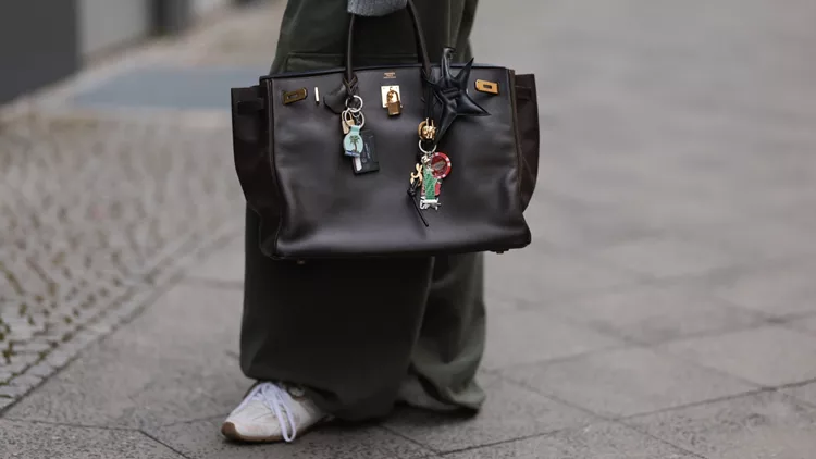 Με αυτά τα παπούτσια από τη Stradivarius θα αντικαταστήσεις τα λευκά sneakers φέτος το φθινόπωρο