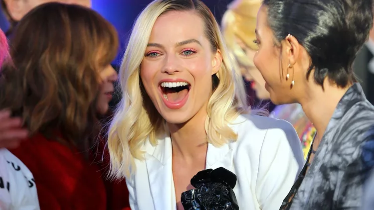 Η Margot Robbie φόρεσε το αγαπημένο τζάκετ των Γαλλίδων και εμείς το βρήκαμε στη Mango