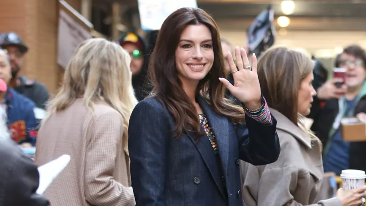 Το boxy blazer της Anne Hathaway είναι αυτό που χρειάζεσαι στη γκαρνταρόμπα σου φέτος