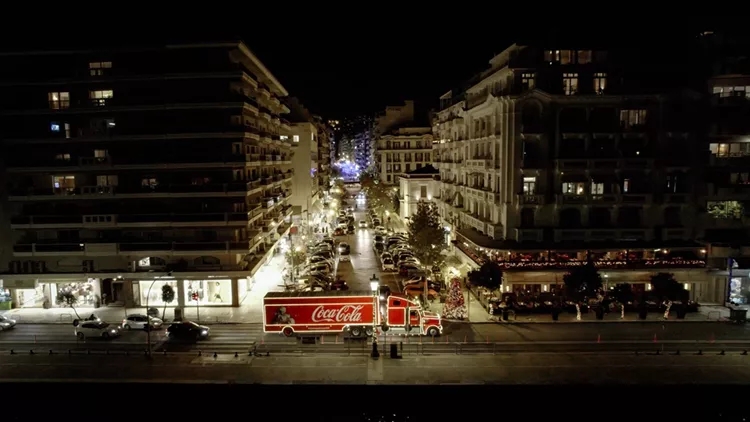 Το εμβληματικό φορτηγό της Coca-Cola φθάνει επιτέλους και στην Αθήνα για να σκορπίσει την αληθινή μαγεία των Χριστουγέννων!