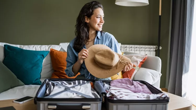 Πέντε χρήσιμες συμβουλές για να οργανώσεις έξυπνα τη βαλίτσα των διακοπών