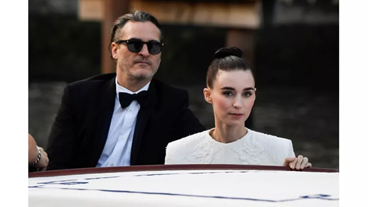 Ο Joaquin Phoenix και η Rooney Mara προτίμησαν να υιοθετήσουν μία γαλοπούλα, παρά να τη φάνε την Ημέρα των Ευχαριστιών