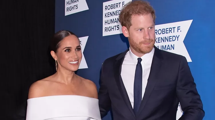 H chic εμφάνιση της Meghan Markle με off-the-shoulder φόρεμα