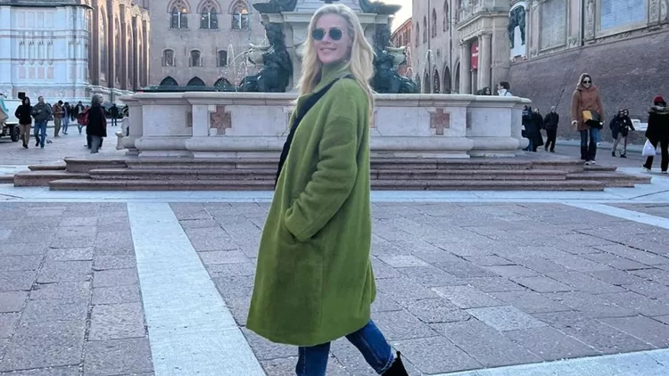 Ζέτα Μακρυπούλια | Η άνετη cross body τσάντα που δεν αποχωρίστηκε στο ταξίδι της στην Ιταλία