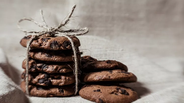 festive-chocolate-cookies-on-linen-fabric-background-picture-id1092778484