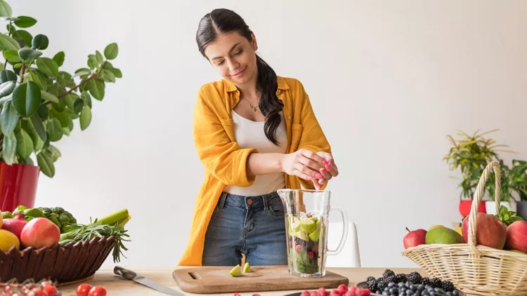 woman preparing detox drink