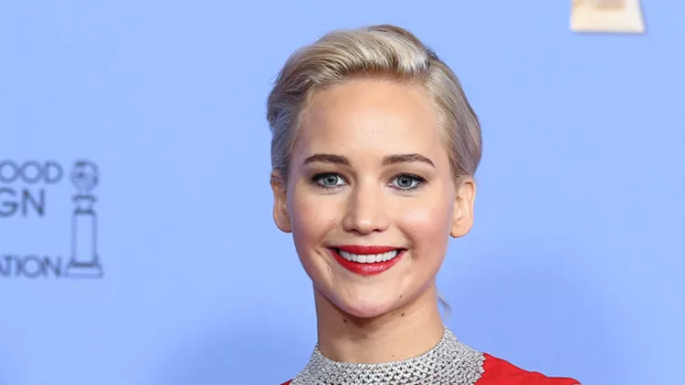 Jennifer Lawrence Poses in the Press Room at the 73rd Annual Golden Globe Awards