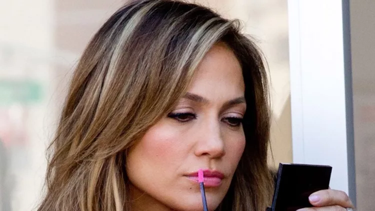 beauty-2013-06-jennifer-lopez-doing-her-own-makeup-lipgloss-main