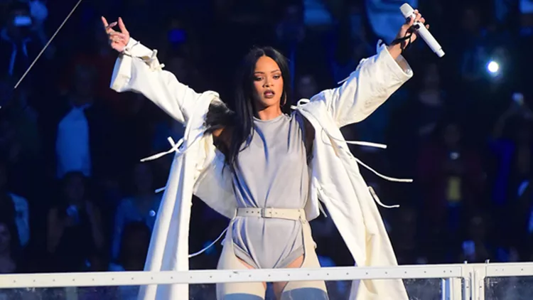 Rihanna Puts on a Sexy Display as her Anti World Tour Stops in NJ