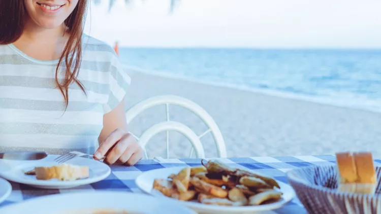 dinner-by-the-sea-picture-id1087045472