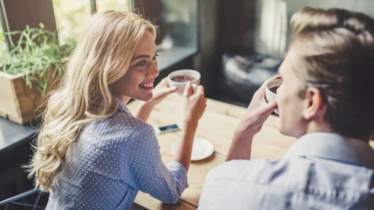 couple-in-cafe-picture-id882908886